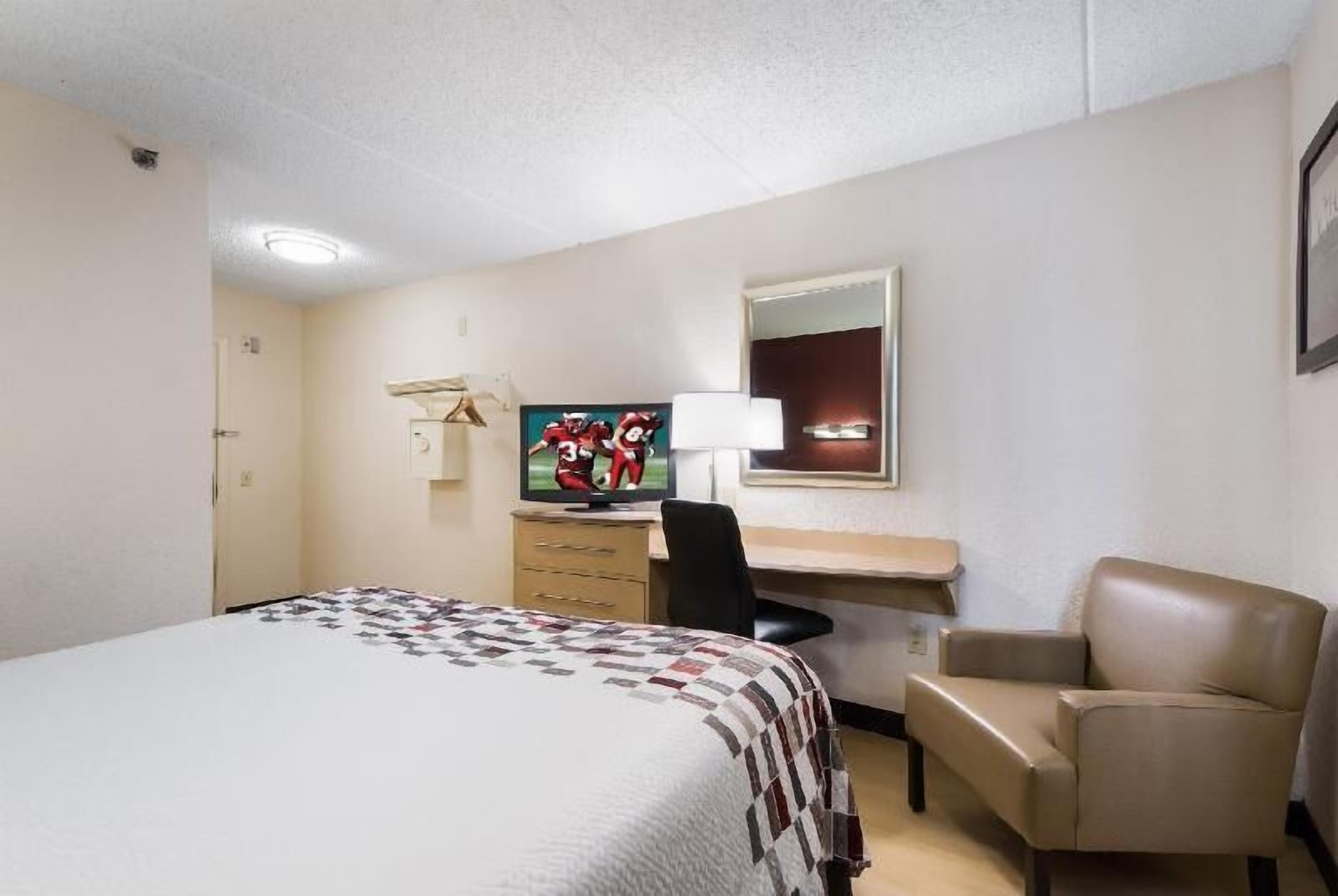 Desk, blackout drapes, free WiFi, bed sheets
