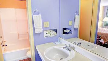 Bañera con ducha, secador de pelo, toallas, jabón