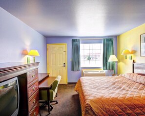 Escritorio, cortinas blackout y tabla de planchar con plancha