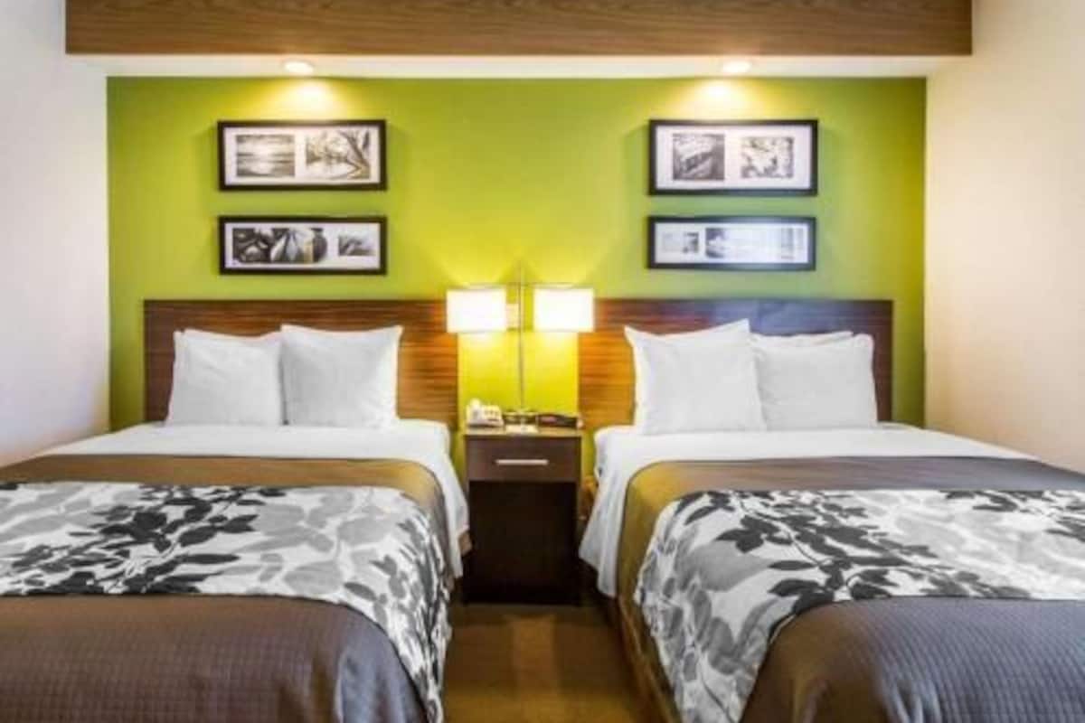 Escritorio, tabla de planchar con plancha, wifi gratis y ropa de cama