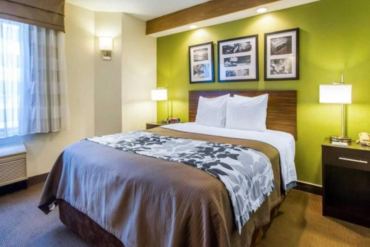Escritorio, tabla de planchar con plancha, wifi gratis y ropa de cama