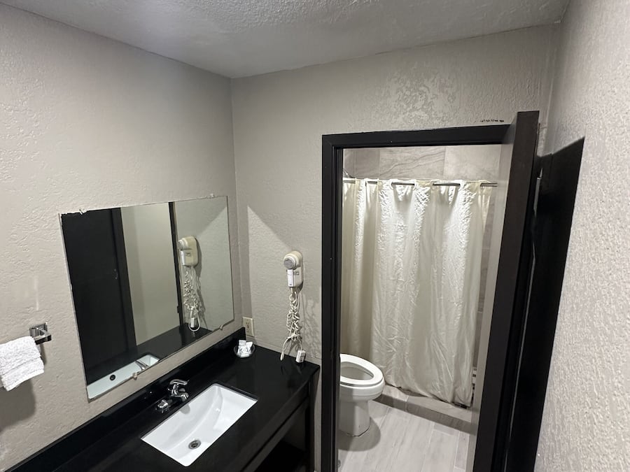 Quarto executivo, 1 cama King, para não fumantes, cozinha americana | Banheiro | Banheira, produtos de toalete grátis, secador de cabelo