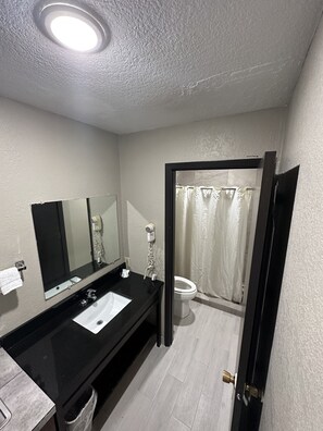 Executive Room, 1 King Bed, Non Smoking, Kitchenette | Bathroom