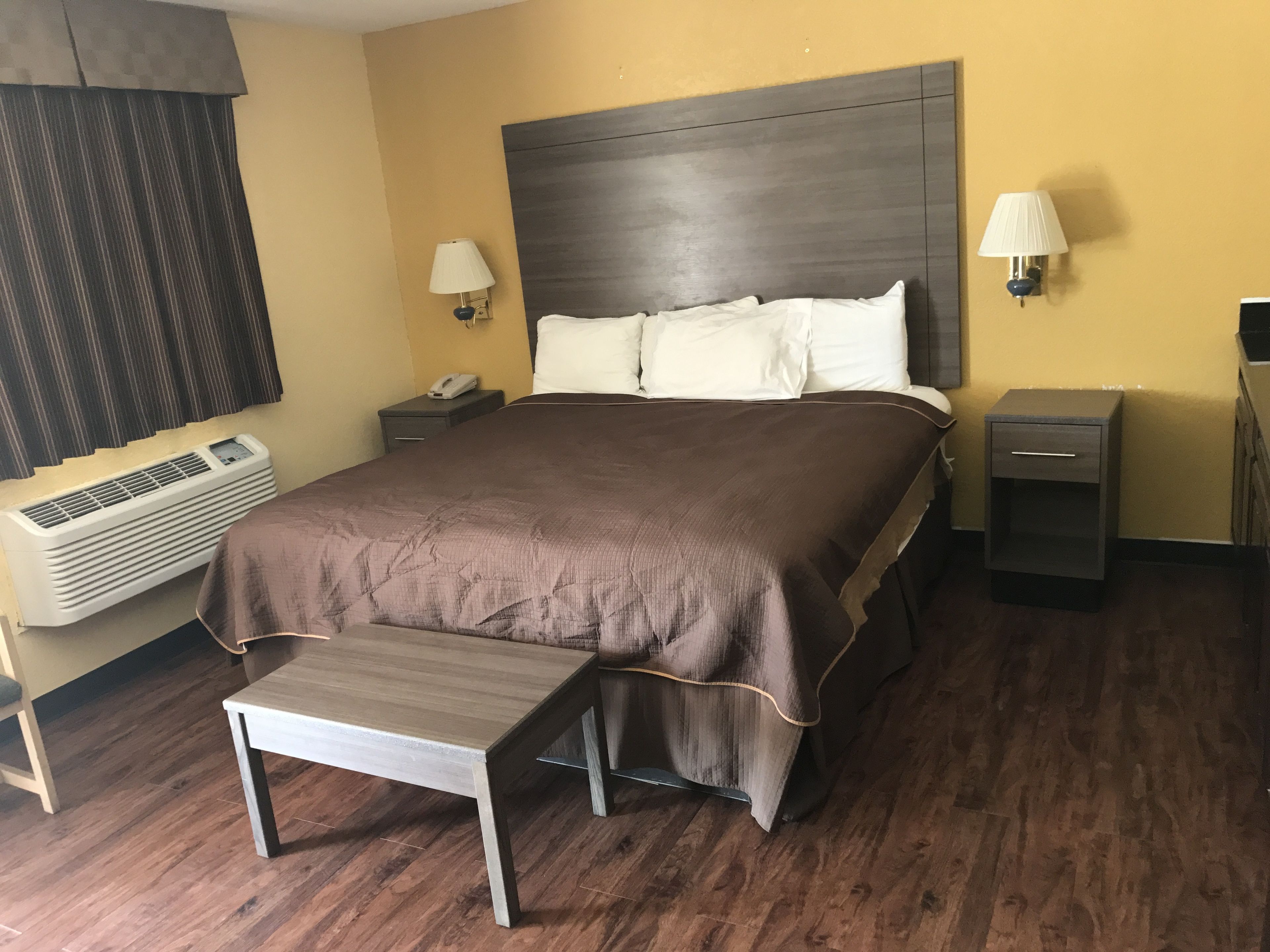 Executive Room, 1 King Bed, Non Smoking, Kitchenette | Premium bedding, desk, iron/ironing board, free WiFi