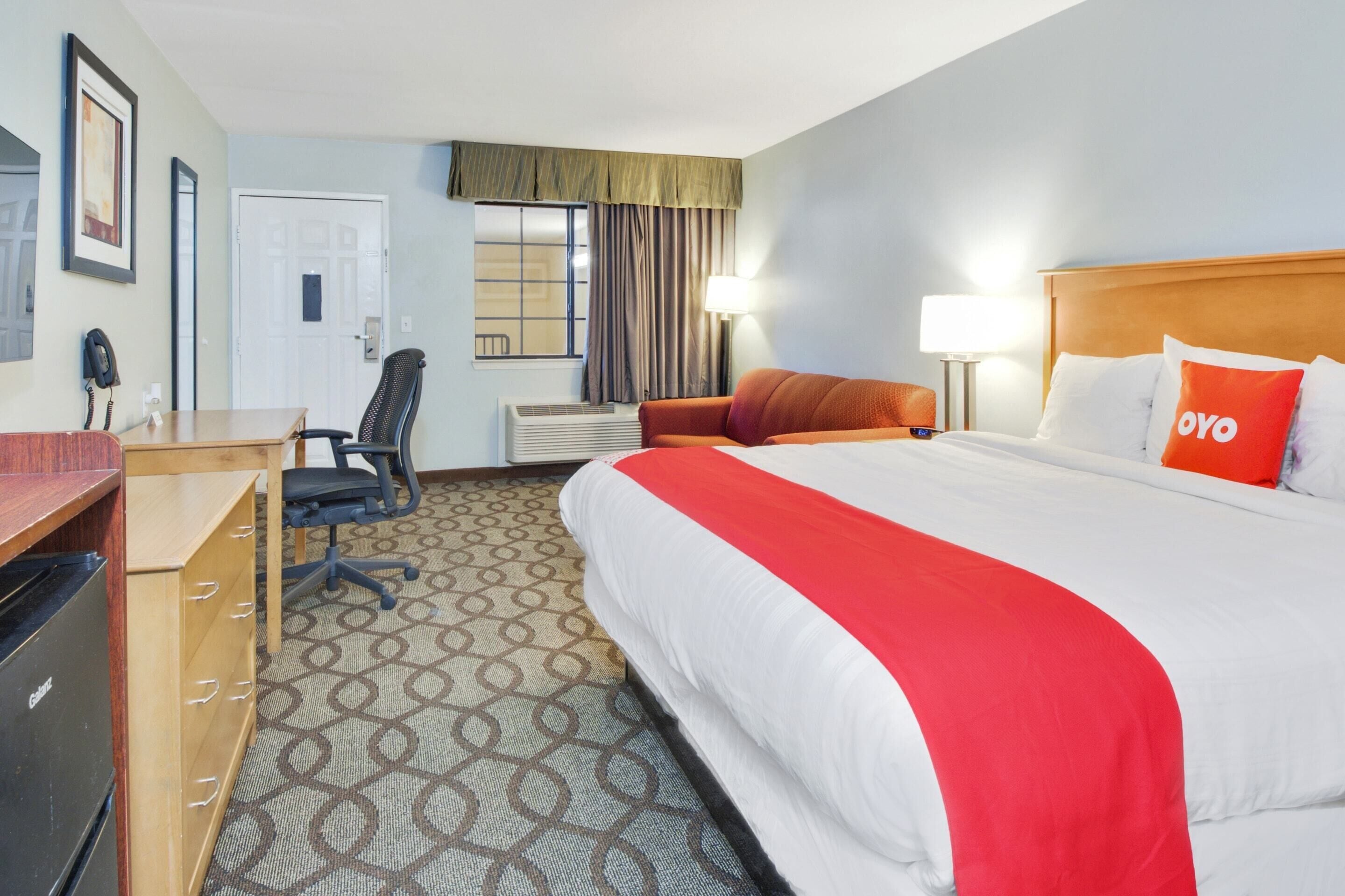 ルーム キングベッド 1 台ソファーベッド付き | デスク、アイロン / アイロン台、WiFi (無料)、ベッドシーツ