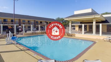 Piscine extérieure, chaises longues