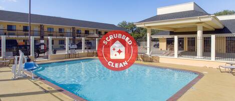 Piscina all'aperto, lettini