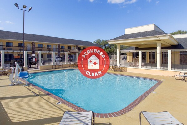 Alberca al aire libre y camastros 