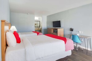 Habitación, 2 camas Queen size | Escritorio, tabla de planchar con plancha, wifi gratis y ropa de cama 