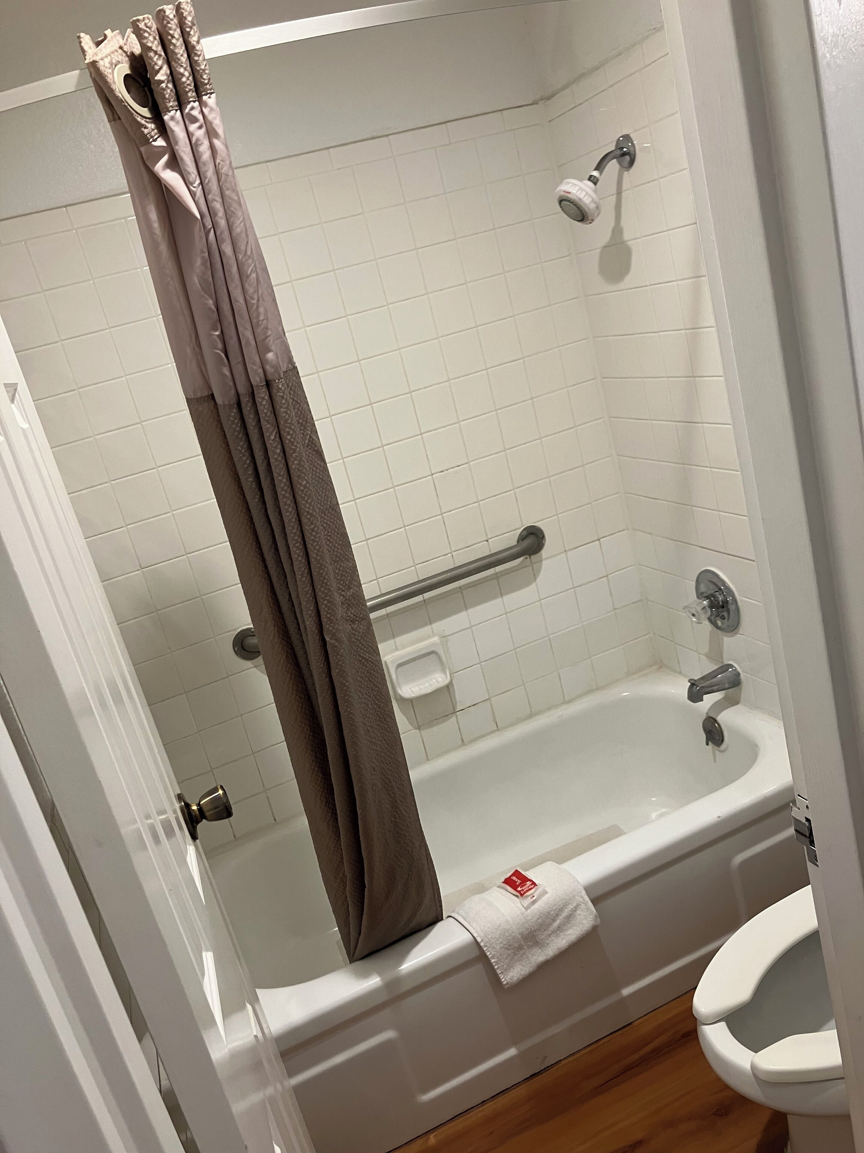 Un baño con bañera, ducha e inodoro.