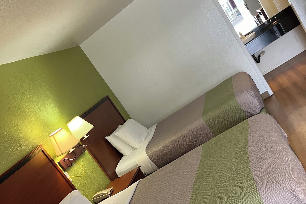 Escritorio, cortinas blackout, wifi gratis y ropa de cama