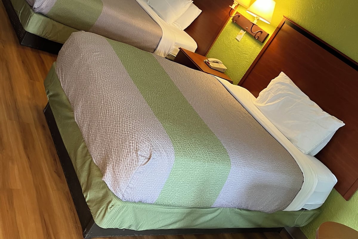 Escritorio, cortinas blackout, wifi gratis y ropa de cama