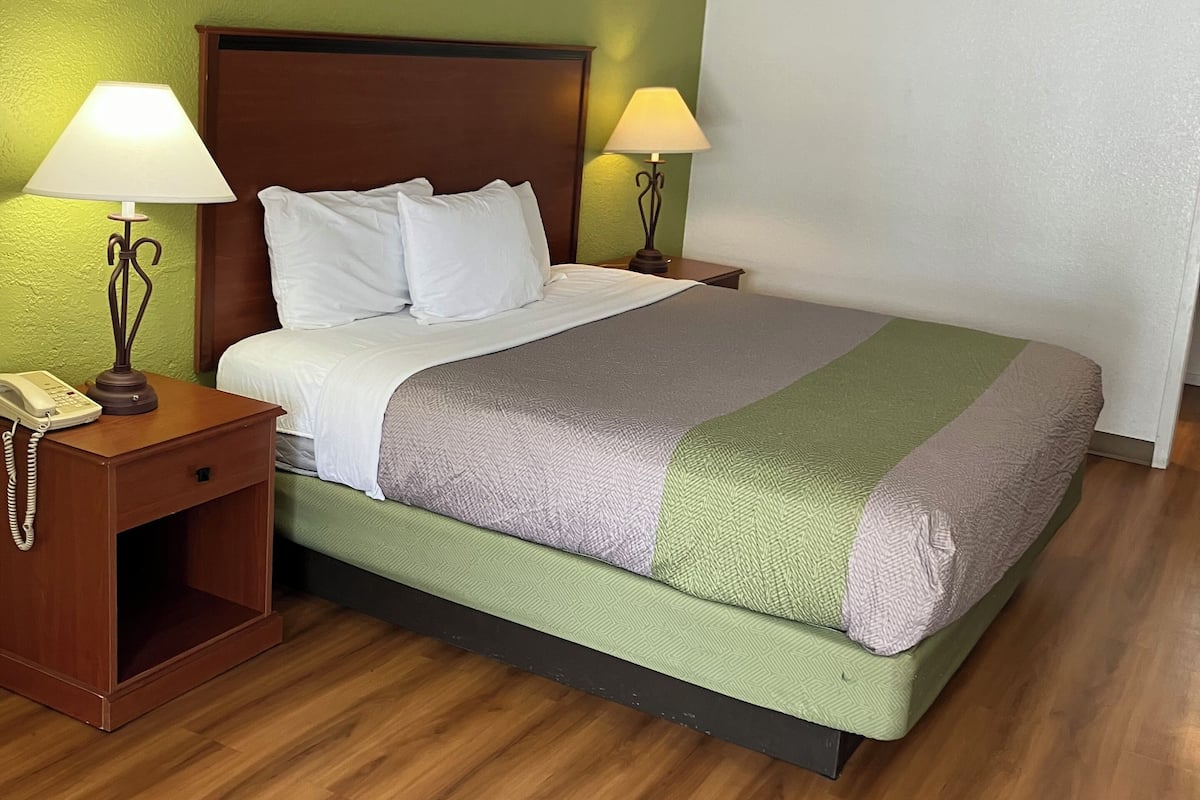 Escritorio, cortinas blackout, wifi gratis y ropa de cama