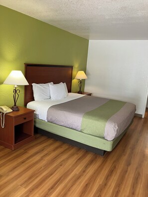 Standard Room, 1 King Bed, Non Smoking | Desk, blackout drapes, free WiFi, bed sheets - Econo Lodge Sonora (Sonora)