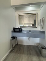 Quarto casal básico | Escrivaninha, Wi-Fi de cortesia, roupa de cama