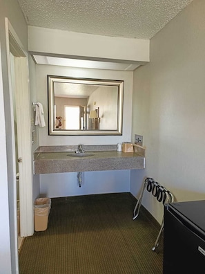 Room, 1 King Bed, Non Smoking | Bathroom | Free toiletries, hair dryer, towels - Executive Inn (Kilgore)