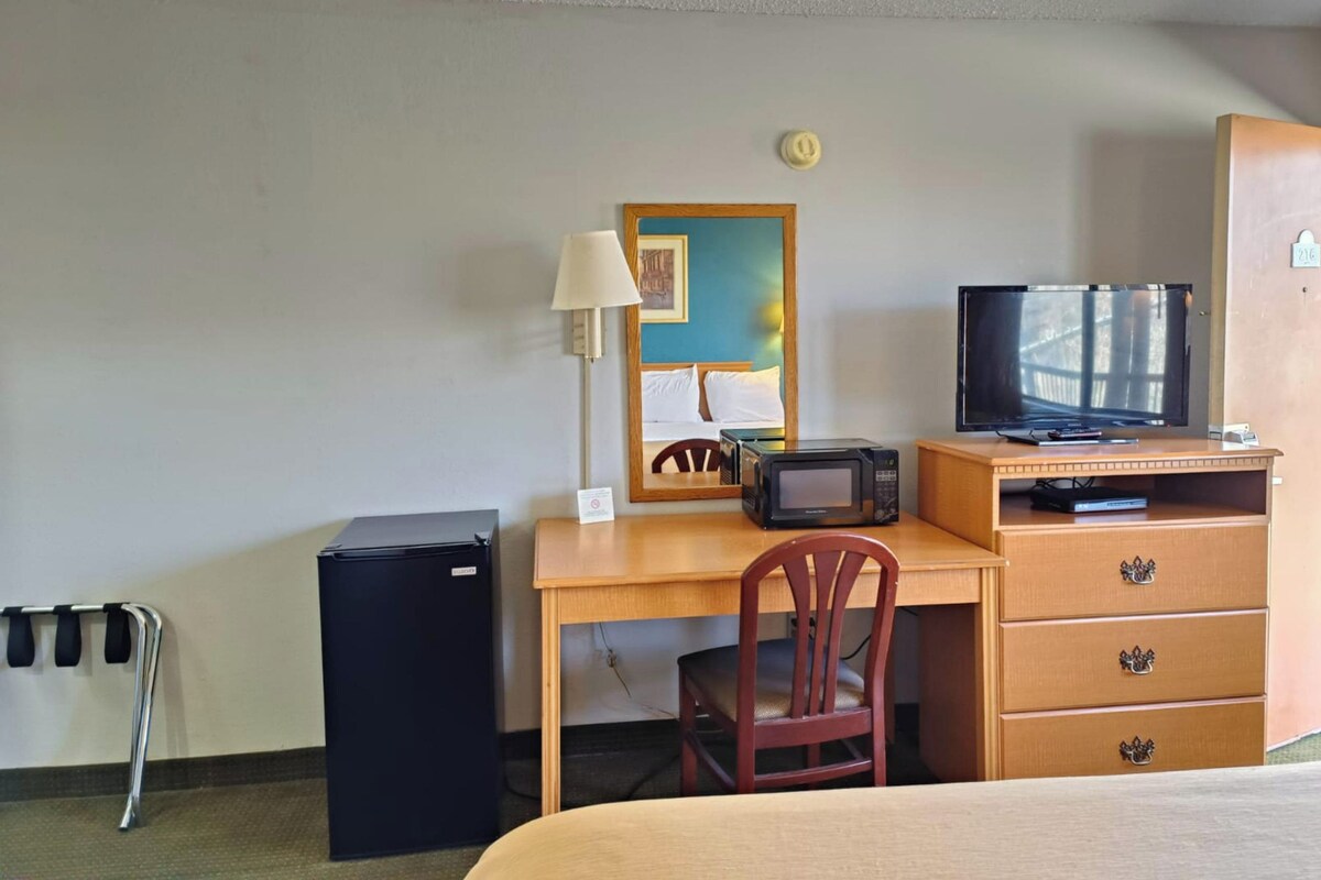 Desk, WiFi (free), bed sheets