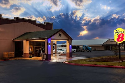 Super 8 by Wyndham Giddings