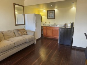 Deluxe Suite, 1 King Bed, Non Smoking | Private kitchenette