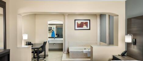 Skrivebord, strykejern/-brett og barnesenger