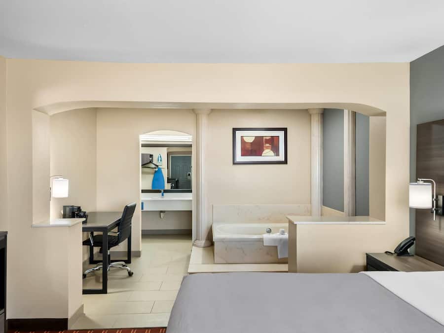 Meja, seterika/papan seterika, katil bayi/kot (surcaj)