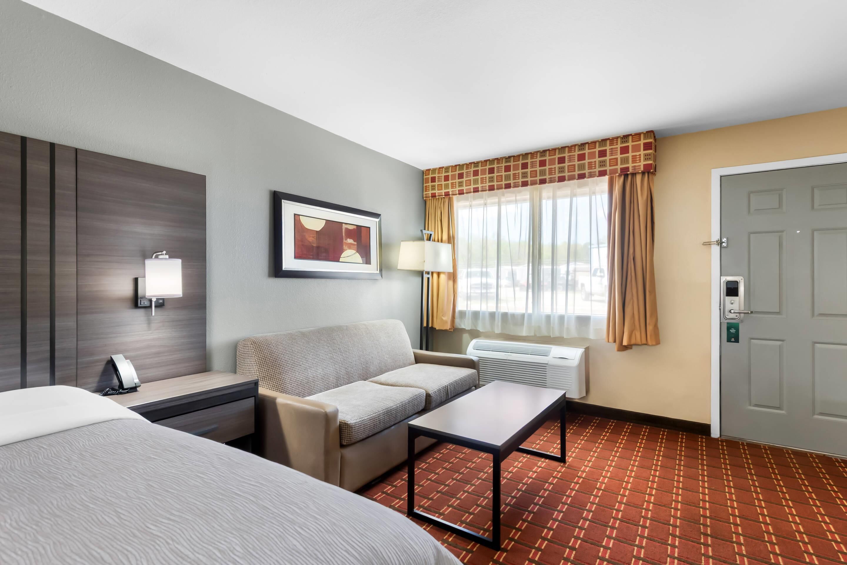 standard room, 1 king bed, non smoking | desk, iron/ironing board, cots/infant beds, rollaway beds