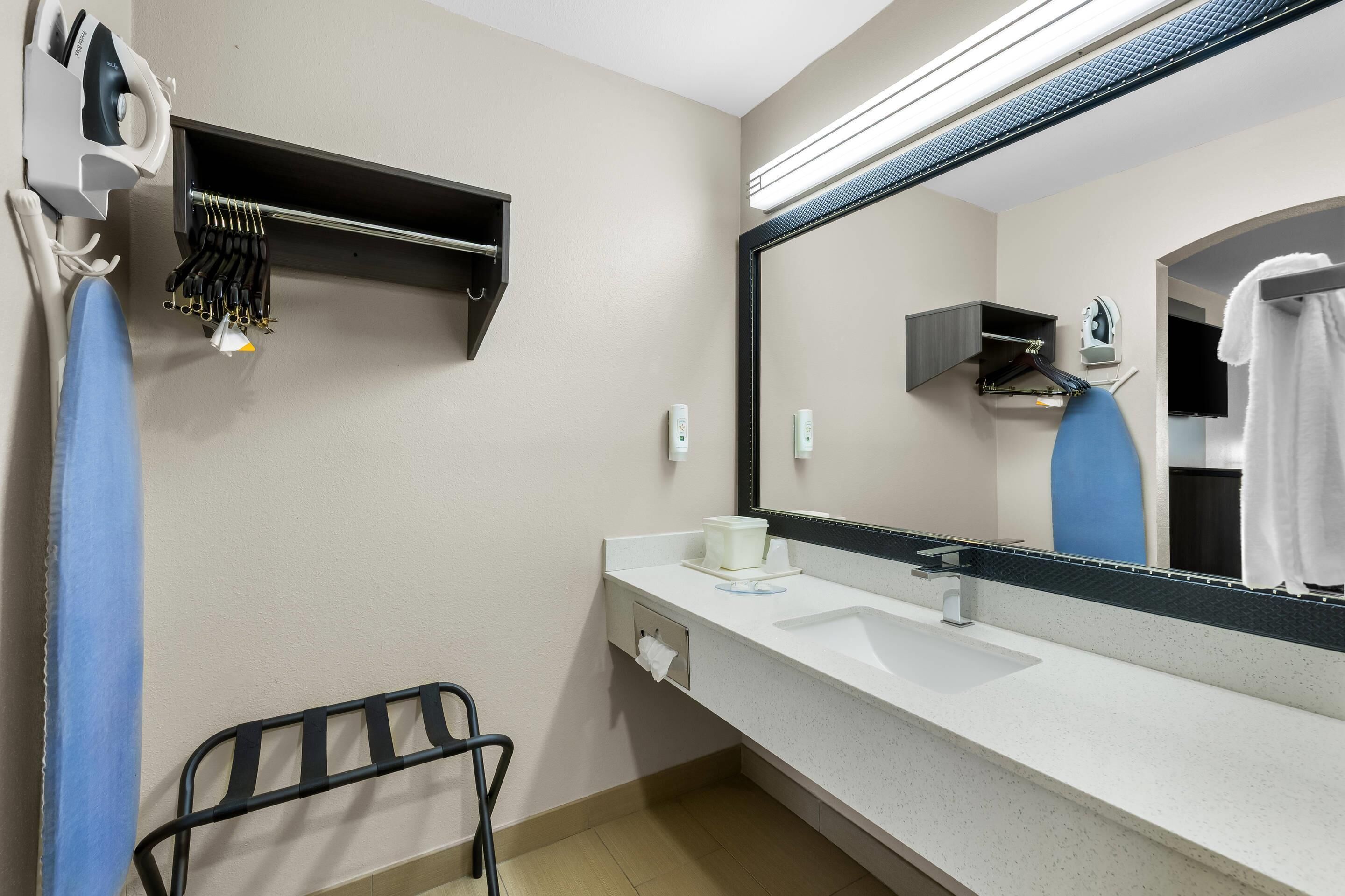 standard room, 1 king bed, non smoking | desk, iron/ironing board, cots/infant beds, rollaway beds