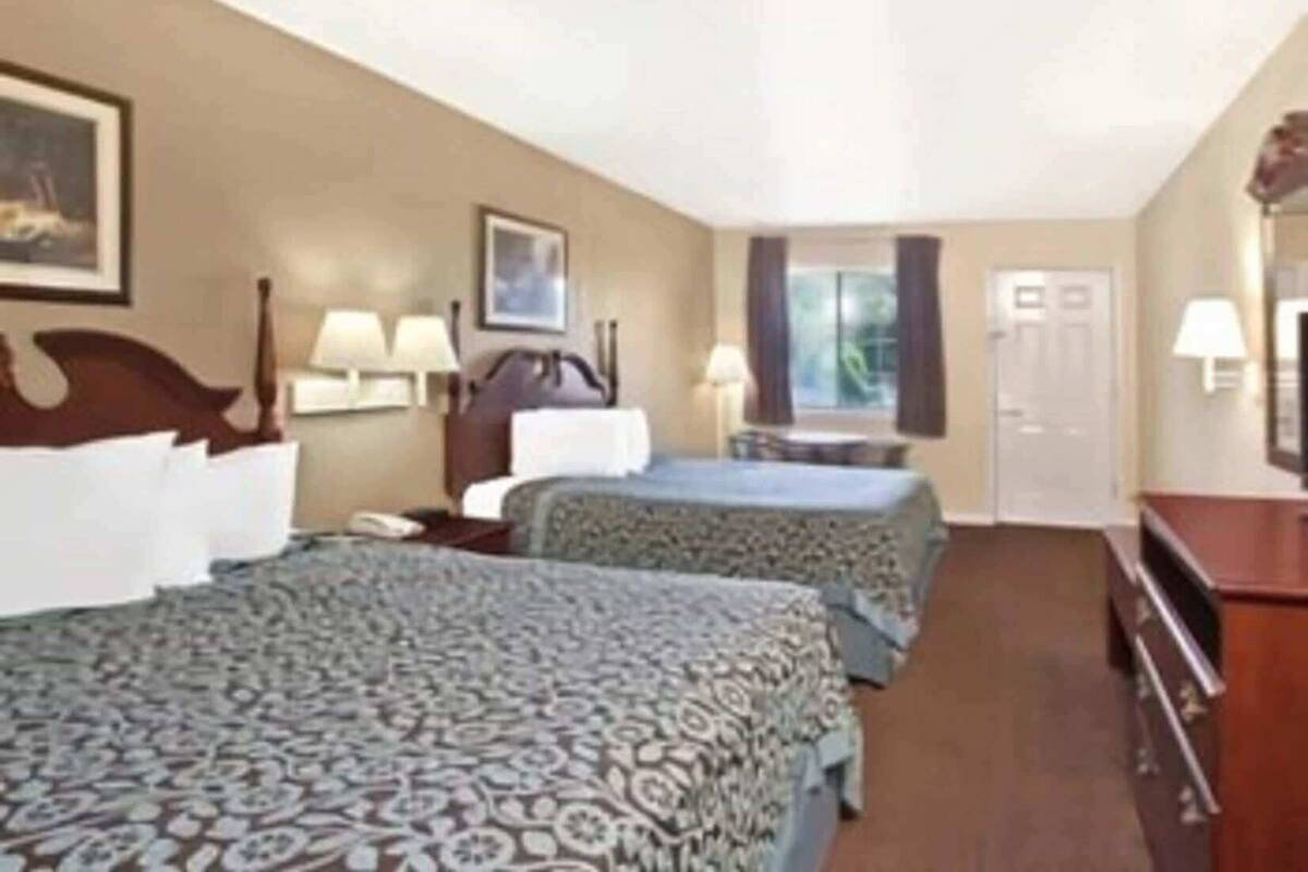 Desk, soundproofing, iron/ironing board, free WiFi