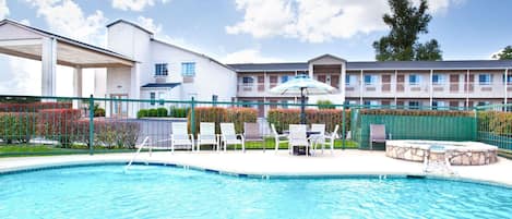 Una piscina al aire libre