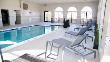 Sisäuima-allas avoinna 12.00–21.00, aurinkotuoleja