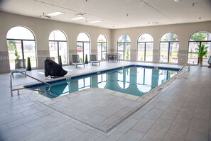 Piscine couverte, accès possible de 12 h 00 à 21 h 00, chaises longues 