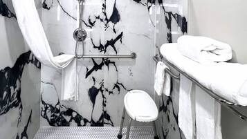 Bañera con ducha, secador de pelo, toallas