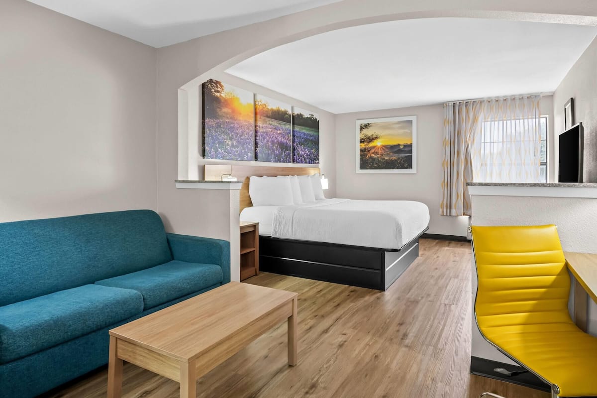 Desk, laptop workspace, iron/ironing board, free WiFi