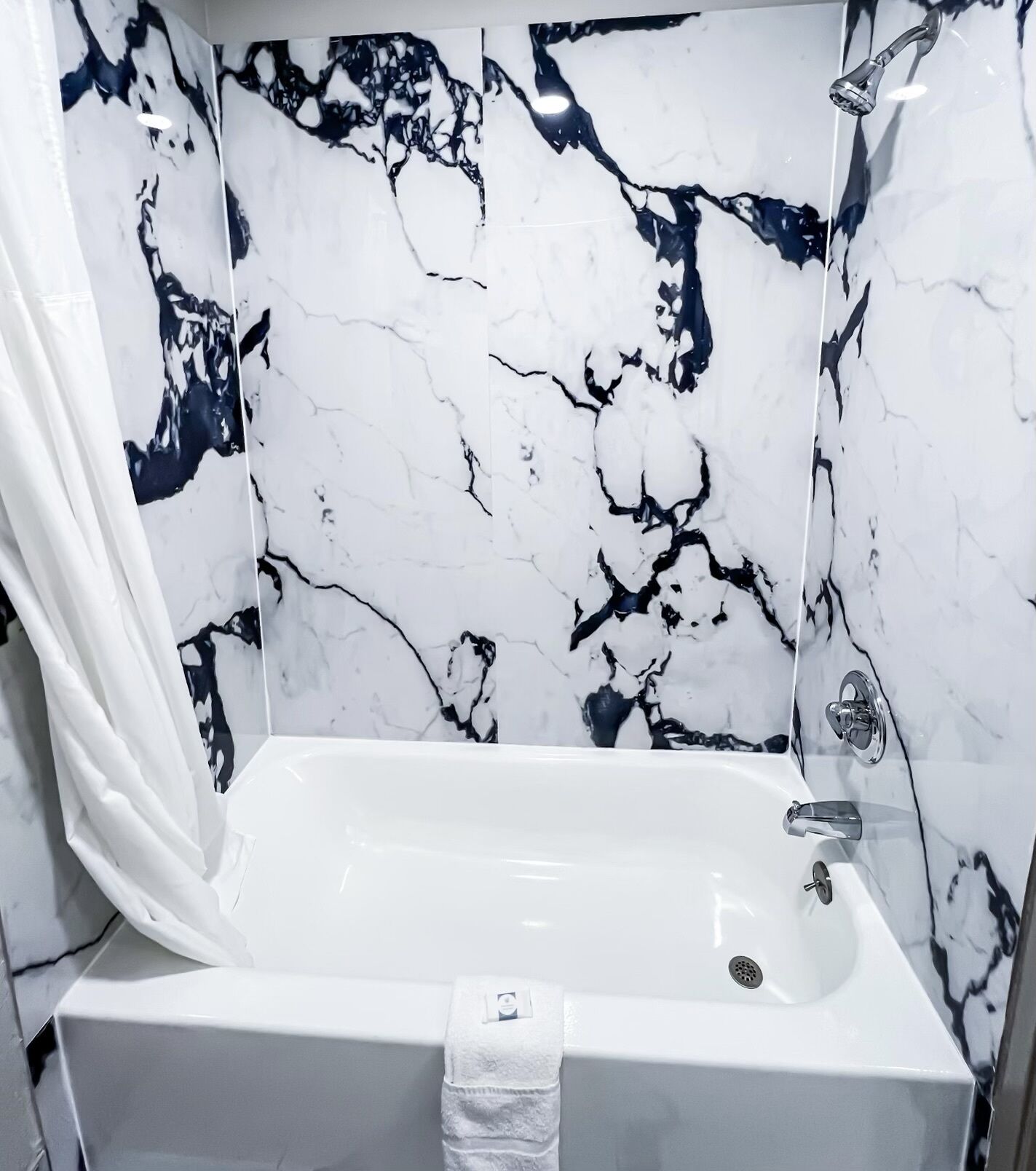 Bañera con ducha, secador de pelo, toallas