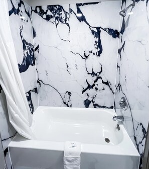 Combined shower/tub, hair dryer, towels