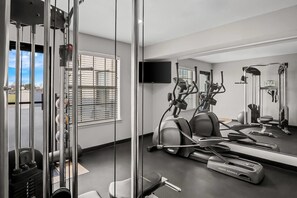 Fitness facility - Days Inn by Wyndham Dallas Plano (Plano)