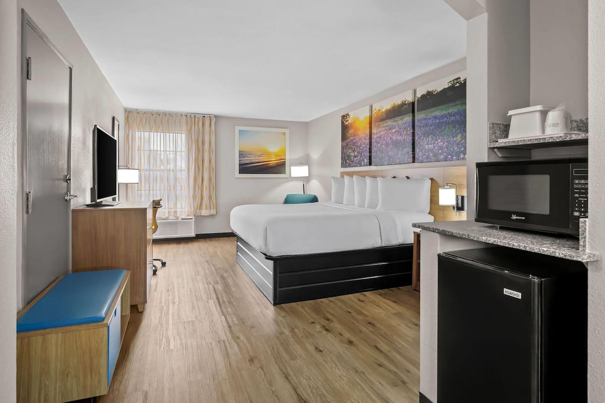 غرفة - سرير ملكي - لغير المدخنين | مكتب ومساحة عمل للكمبيوتر المحمول ومكواة/لوح كي وواي فاي مجانًا