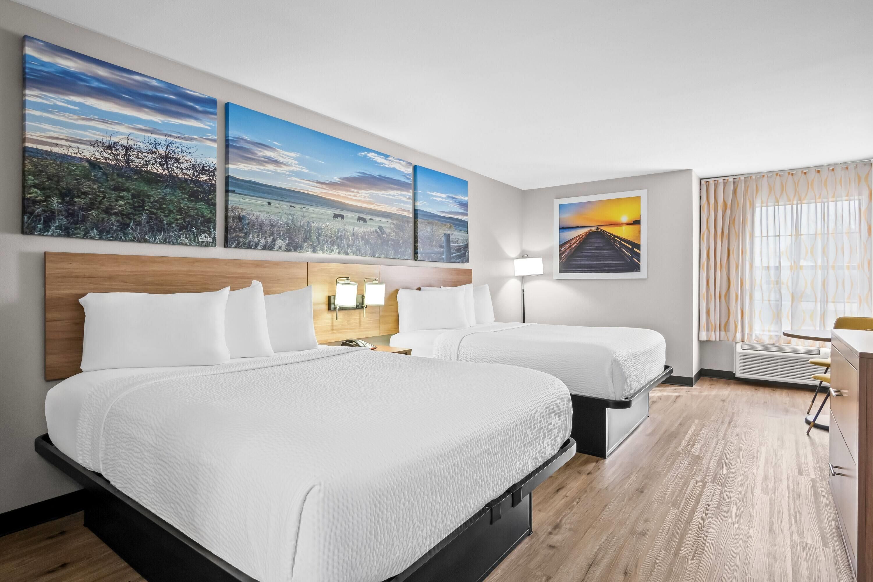 مكتب ومساحة عمل للكمبيوتر المحمول ومكواة/لوح كي وواي فاي مجانًا