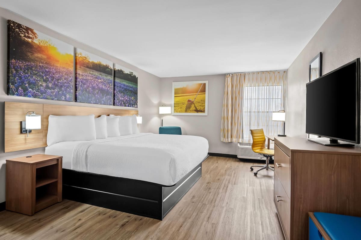 Deluxe Studio Suite, 1 King Bed, Non Smoking | Jetted tub