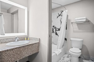 Suíte estúdio luxo, 1 cama King, para não fumantes | Banheiro | Chuveiro/banheira combinados, secador de cabelo, toalhas de banho 