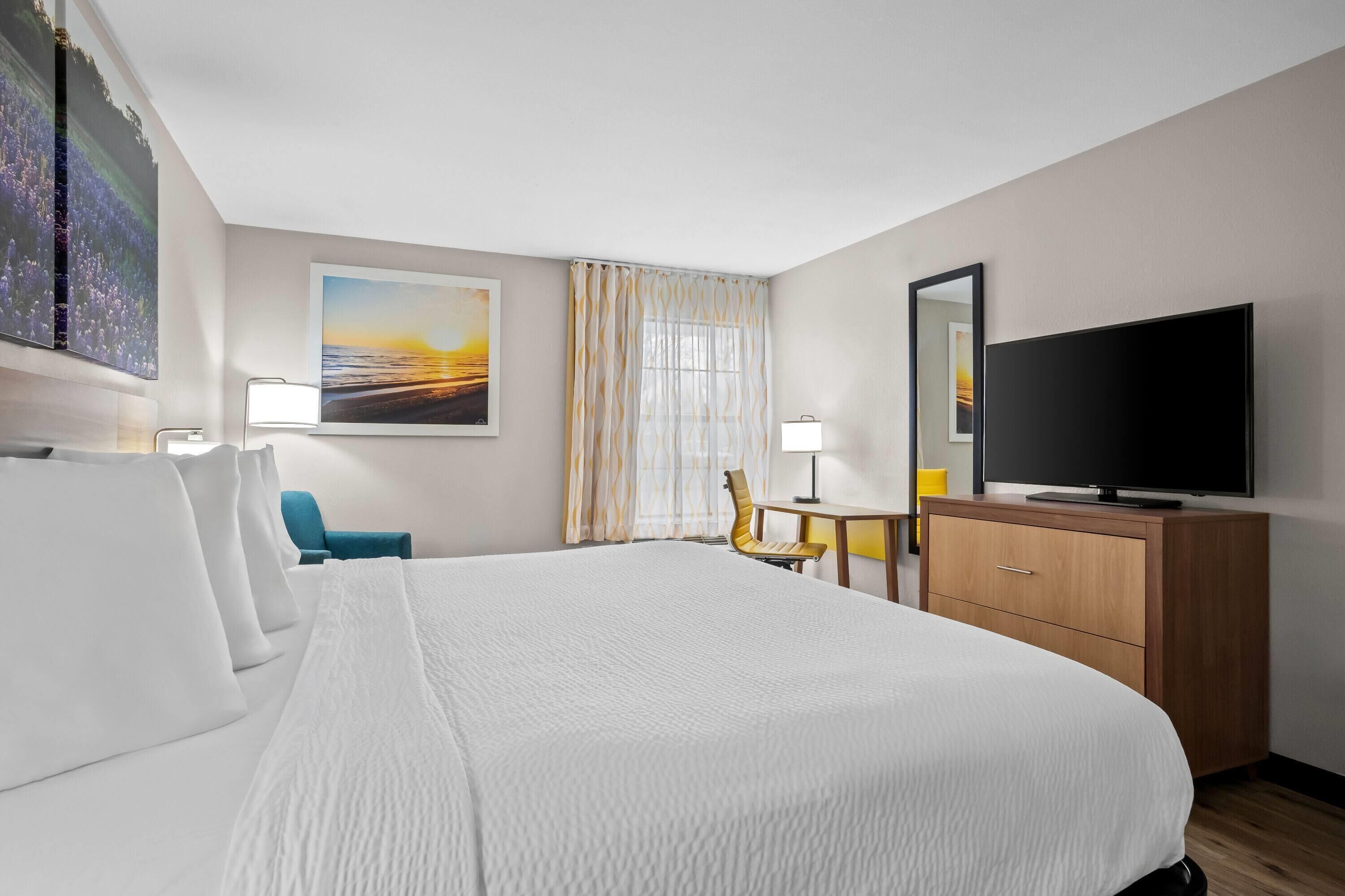 مكتب ومساحة عمل للكمبيوتر المحمول ومكواة/لوح كي وواي فاي مجانًا