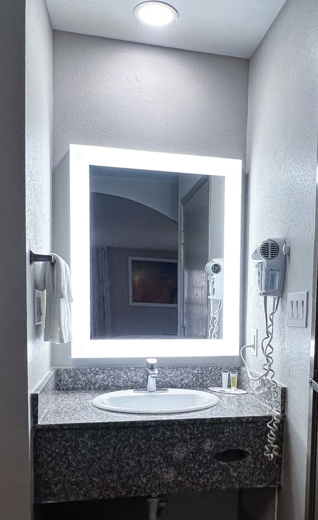 Combined shower/bathtub, hair dryer, towels