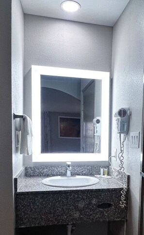 Combined shower/bathtub, hair dryer, towels - Days Inn by Wyndham Dallas Plano (Plano)