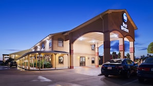 Un hotel con un área exterior techada y un cartel que dice "Best Western".