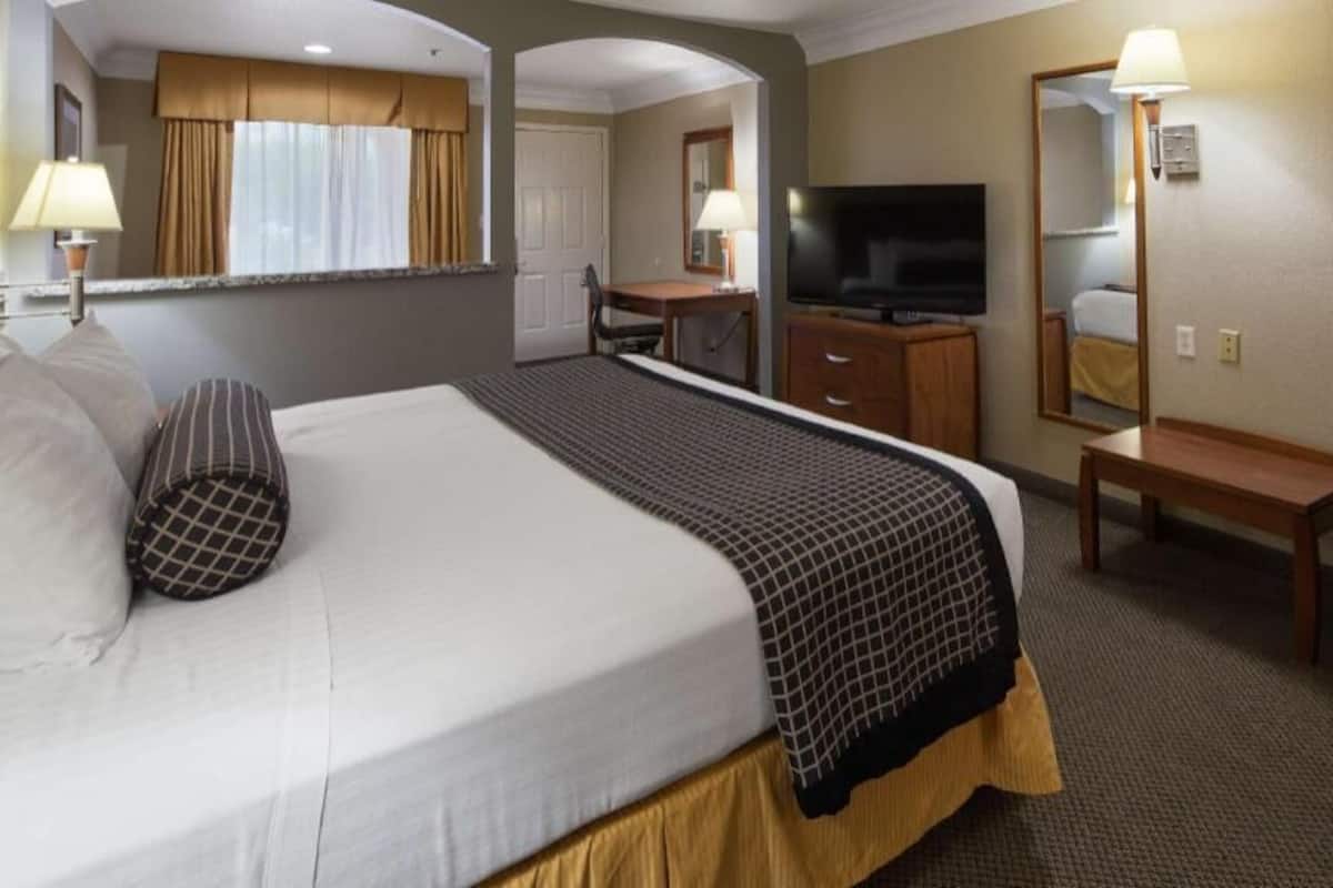 Iron/ironing board, Internet, bed sheets