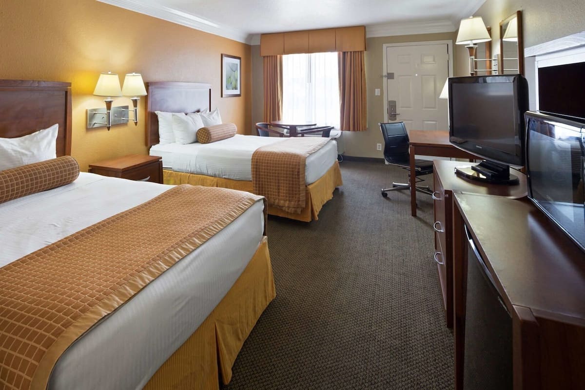 Iron/ironing board, Internet, bed sheets