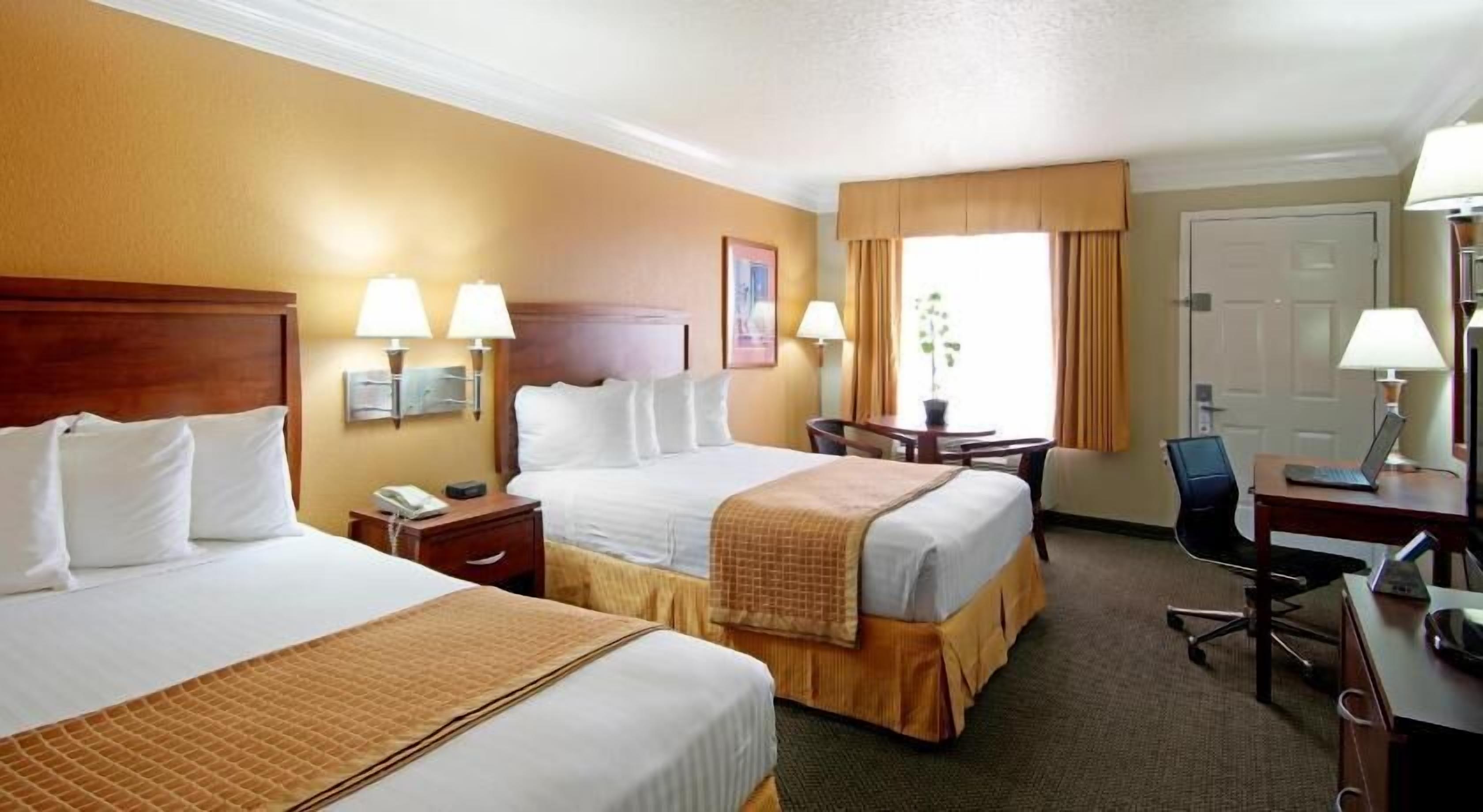 Seterika/papan seterika, Internet, cadar katil 