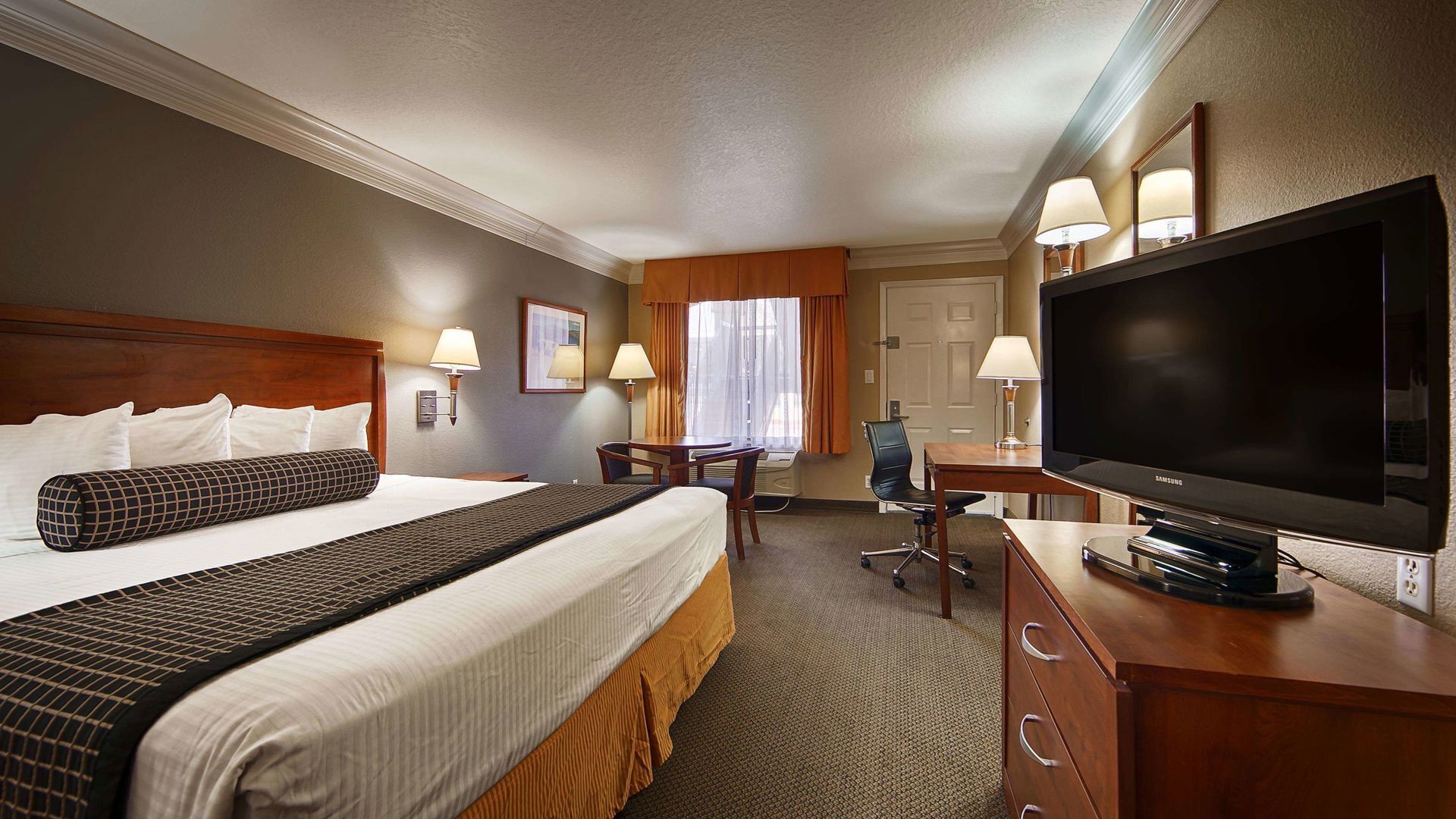 Seterika/papan seterika, Internet, cadar katil 