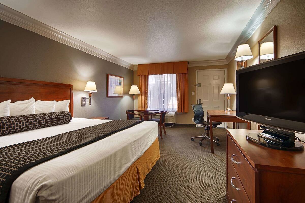 Iron/ironing board, Internet, bed sheets