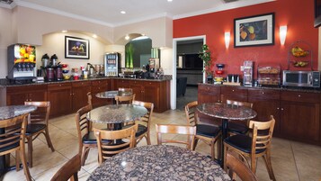 Desayuno completo gratuito y diario